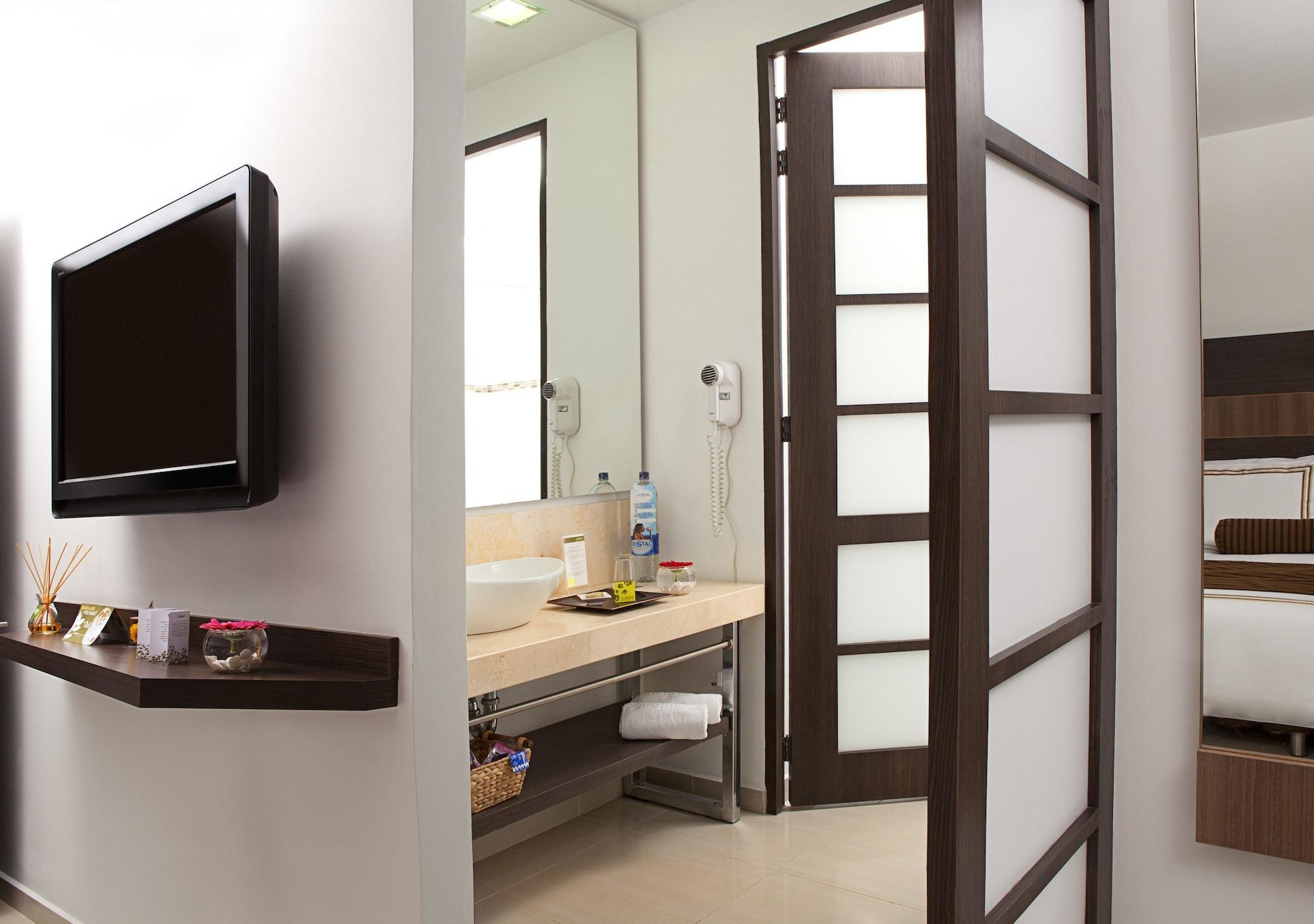 San Simon Hotel Pereira By Soratama المظهر الخارجي الصورة A bathroom with a flat screen television